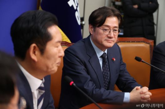 [서울=뉴시스] 조성봉 기자 = 홍익표 대통령비서실 정무수석이 21일 오후 서울 여의도 국회에서 정청래 더불어민주당 대표의 인사말을 경청하고 있다. 2026.01.21. suncho21@newsis.com /사진=조성봉