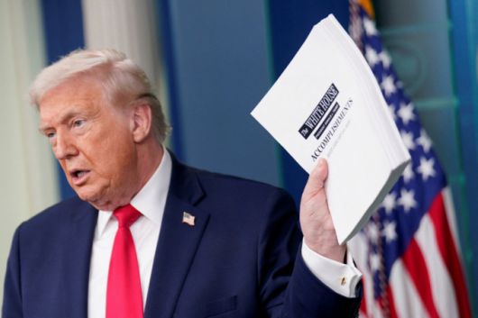 (워싱턴DC 로이터=뉴스1) 류정민 특파원 = 도널드 트럼프 미국 대통령이 20일(현지시간) 워싱턴DC 백악관에서 두 번째 임기 1주년을 맞아 자신의 성과를 모은 문서를 들어 보이고 있다. 2026.01.20.  ⓒ 로이터=뉴스1  Copyright (C) 뉴스1. All rights reserved. 무단 전재 및 재배포,  AI학습 이용 금지. /사진=(워싱턴DC 로이터=뉴스1) 류정민 특파원