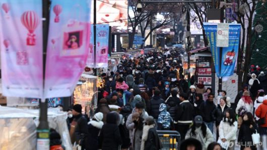 병오년 새해 첫날인 1일 오후 서울 중구 명동거리가 외국인관광객과 나들이객들로 북적이고 있다. 2026.1.1/뉴스1  Copyright (C) 뉴스1. All rights reserved. 무단 전재 및 재배포,  AI학습 이용 금지. /사진=(서울=뉴스1) 구윤성 기자