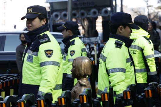 지난 낮 서울 종로구 중학동 옛 일본대사관 앞 평화의 소녀상 주위에서 경찰이 소녀상을 지키고 있다.   이재명 대통령은 전날 엑스(X·옛 트위터)에 "이런 얼빠진…"이라며  '평화의 소녀상'을 대상으로 철거 시위를 벌인 극우단체 위안부법폐지국민행동을 겨냥해 "사자명예훼손"이라고 강하게 비판했다./사진=뉴스1.