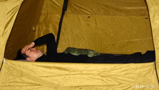 통일교·공천헌금 '쌍특검'을 요구하며 엿새째 단식농성중인 장동혁 국민의힘 대표가 20일 오전 서울 여의도 국회 로텐더홀 농성장 텐트에서 누워 있다. /사진=뉴시스