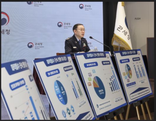 이명구 관세청장이 21일 서울세관에서 '2025년 마약단속 현황과 주요 특징'을 발표하고 있다./사진제공=관세청