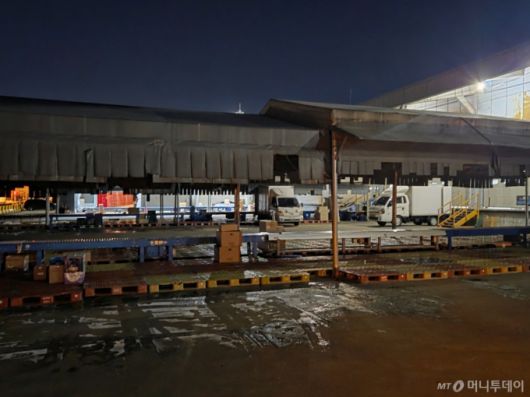 경기 군포시 복합물류터미널 상차장 모습. 택배 기사들은 가벽 없이 완전한 야외인 이곳에서 매일 작업을 이어가야 한다./사진=김서현 기자.