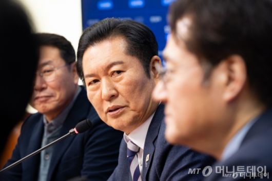 정청래 더불어민주당 대표가 21일 서울 여의도 국회에서 홍익표 청와대 신임 정무수석을 접견하고 있다. /사진=뉴스1