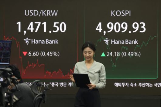 (서울=뉴스1) 이광호 기자 = 코스피가 장중 등락을 반복하다 4900대에서 장을 마감한 21일 오후 서울 중구 하나은행 본점 딜링룸 현황판에 코스피 지수가 전장 대비 24.18포인트(0.49%) 상승한 4,909.03을 나타내고 있다.  이날 원달러환율은 6.60원(0.45%)하락한 1,471.50원에 거래되고 있다.   2026.1.21/뉴스1  Copyright (C) 뉴스1. All rights reserved. 무단 전재 및 재배포,  AI학습 이용 금지. /사진=(서울=뉴스1) 이광호 기자
