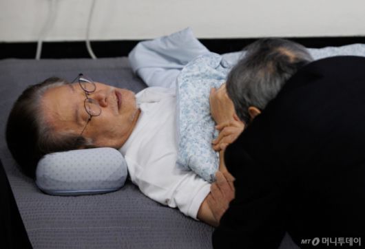 (서울=뉴스1) = 이재명 더불어민주당 대통령 후보가 4일 제21대 대한민국 대통령 당선이 확실시 되고 있다.  사진은 2023년 9월 15일 단식 투쟁 16일차인 이재명 더불어민주당 대표가 서울 여의도 국회에서 종교 및 시민사회단체 원로들을 만는 모습. (뉴스1 DB) 2025.6.4/뉴스1  Copyright (C) 뉴스1. All rights reserved. 무단 전재 및 재배포,  AI학습 이용 금지. /사진=(서울=뉴스1)