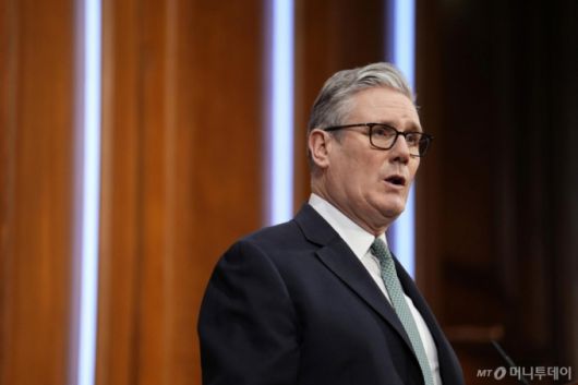 [런던=AP/뉴시스]키어 스타머 영국 총리가 19일 기자회견에서 성명을 발표하고 있다. 그는 이날 그린란드 문제로 동맹국에 관세를 부과하겠다는 도널드 트럼프 미 대통령의 위협은 "완전히 잘못된 것"이며 무역전쟁은 누구에게도 이익이 되지 않는다며 파트너십 때문에 원칙을 포기해선 안 된다고 말했다. 2026.01.19. /사진=유세진