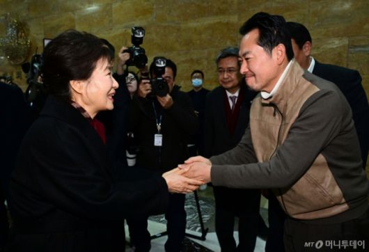 [서울=뉴시스] 김명년 기자 = 박근혜 전 대통령이 22일 서울 여의도 국회 로텐더홀 에서 통일교·공천헌금 '쌍특검' 수용을 촉구하며 단식농성중인 장동혁 국민의힘 대표를 찾아 손을 잡고 있다.(공동취재) 2026.01.22. photo@newsis.com /사진=김명년