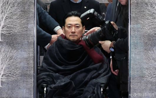 (서울=뉴스1) 국회사진기자단 = '통일교·공천헌금' 쌍특검법 수용을 촉구하며 단식을 시작한 장동혁 국민의힘 대표가 22일 서울 여의도 국회에서 단식 8일 만에 박근혜 전 대통령의 단식 중단 권고를 받아들여 병원으로 이송되고 있다. 2026.1.22/뉴스1  Copyright (C) 뉴스1. All rights reserved. 무단 전재 및 재배포,  AI학습 이용 금지. /사진=(서울=뉴스1) 국회사진기자단