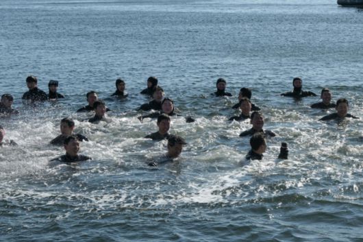 22일 기자가 경남 창원 해군 해난구조전대에서 진행된 SSU 혹한기 내한훈련에서 SSU 대원들과 함께 입수한 모습이 담긴 사진. /사진제공=해군본부