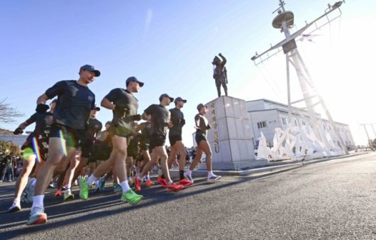 22일 경남 창원 해군 해난구조전대에서 진행된 SSU 혹한기 내한훈련에 참가한 심해잠수사들이 단체 달리기를 하고 있다./사진제공=해군본부