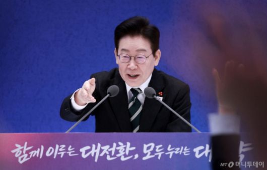 [서울=뉴시스] 고범준 기자 = 이재명 대통령이 21일 청와대 영빈관에서 열린 2026년 신년 기자회견에서 기자 질문을 받고 있다. 2026.01.21. bjko@newsis.com /사진=고범준