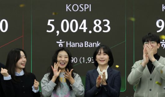 (서울=뉴스1) 박지혜 기자 = 22일 오전 서울 중구 하나은행 본점 딜링룸 현황판에 코스피 지수가 장중 5000p를 넘으며 개장하자 직원들이 환호하고 있다. 2026.1.22/뉴스1  Copyright (C) 뉴스1. All rights reserved. 무단 전재 및 재배포,  AI학습 이용 금지. /사진=(서울=뉴스1) 박지혜 기자