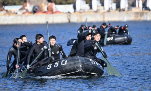 22일 경남 창원 해군 해난구조전대에서 진행된 SSU 혹한기 내한훈련에 참가한 심해잠수사들이 철인중대 선발경기 종목인 고무보트 패들링을 하고 있다. /사진제공=해군본부