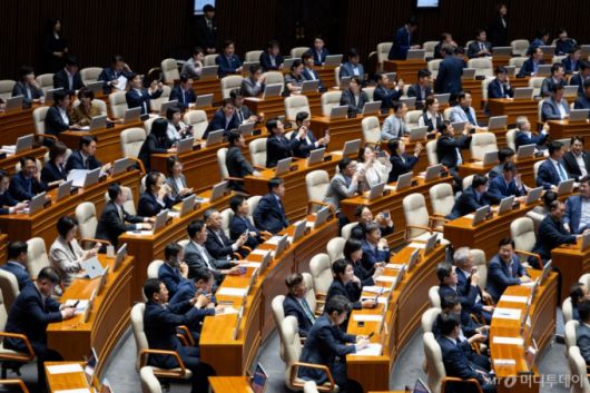 지난해 8월 25일 서울 여의도 국회에서 열린 제428회 국회(임시회) 제2차 본회의에서 상법 일부개정법률안이 통과되자 여당 의원들이 표결 결과를 휴대전화로 촬영하고 있다. /사진=뉴스1