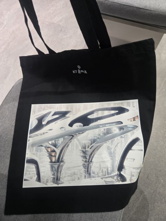 인스타그램 게시글을 올리면 'AI 라이브 드로잉'으로 현장에서 직접 그린 그림이 프린트된 에코백을 받을 수 있다./사진=이찬종 기자