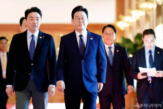 (서울=뉴스1) 허경 기자 = 이재명 대통령이 22일 청와대에서 열린 수석보좌관회의에 강훈식 비서실장과 함께 입장하고 있다. (청와대통신사진기자단) 2026.1.22/뉴스1  Copyright (C) 뉴스1. All rights reserved. 무단 전재 및 재배포,  AI학습 이용 금지. /사진=(서울=뉴스1) 허경 기자