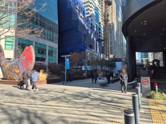 22일 오전 서울 영등포구 5호선 여의도역 인근 모습. 점심시간이 되자 사람들이 식당으로 향했다. /사진=박진호 기자.