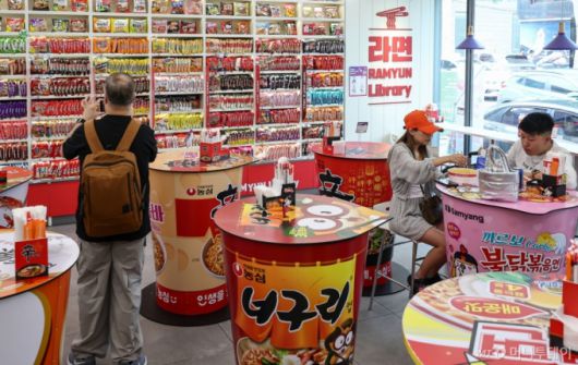(서울=뉴스1) 김도우 기자 = 3일 서울 마포구 CU 홍대상상점 라면 라이브러리를 찾은 외국인들이 라면을 먹고 있다.  올해 상반기 K-푸드 플러스(K-Food+) 수출이 전년 동기 대비 7.1% 증가한 66억6000만달러를 기록한 것으로 나타났다.  3일 농림축산식품부에 따르면 올해 상반기 케이 푸드 플러스(K-Food+) 수출액(잠정)은 전년 동기 대비 7.1% 증가한 66억 7000만 달러를 기록했다. 특히 라면(24.0%↑), 아이스크림(23.1%↑), 소스류(18.4%↑) 등 인기 가공식품이 북미·EU(유럽연합)·GCC(걸프협력회의) 시장에서 약진하며 전체 수출 실적을 견인했다. 2025.7.3/뉴스1  Copyright (C) 뉴스1. All rights reserved. 무단 전재 및 재배포,  AI학습 이용 금지. /사진=(서울=뉴스1) 김도우 기자