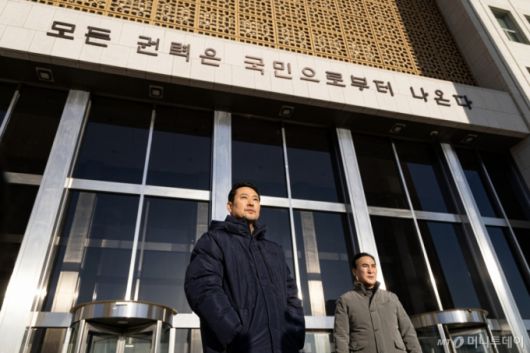 (서울=뉴스1) 이승배 기자 = 더불어민주당의 통일교 및 공천뇌물 특검 수용을 촉구하며 6일째 단식을 이어가고 있는 장동혁 국민의힘 대표가 20일 서울 여의도 국회 본청을 나와 해를 바라보고 있다. 2026.1.20/뉴스1  Copyright (C) 뉴스1. All rights reserved. 무단 전재 및 재배포,  AI학습 이용 금지. /사진=(서울=뉴스1) 이승배 기자