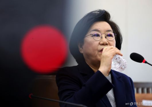 (서울=뉴스1) 국회사진기자단 = 이혜훈 기획예산처 장관 후보자가 23일 서울 여의도 국회에서 열린 제431회국회(임시회) 재정경제기획위원회 인사청문회에 출석해 물을 마시고 있다. 2026.1.23/뉴스1  Copyright (C) 뉴스1. All rights reserved. 무단 전재 및 재배포,  AI학습 이용 금지. /사진=(서울=뉴스1) 국회사진기자단