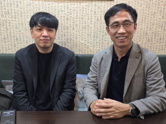 이병설 숨메디텍 대표(사진 오른쪽)과 김명환 엠시스텍 대표가 최근 머니투데이와 만나 인공지능(AI)을 적용한 삭감 예방 프로그램을 소개하고 있다./사진=박정렬 기자