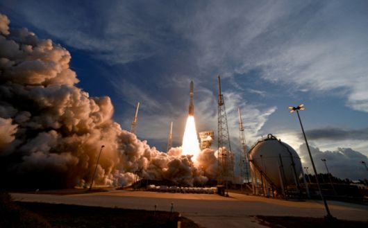 지난해 4월 우주 발사 기업 유나이티드론치얼라이언스(ULA)의 로켓 아틀라스4가 미국 플로리다 주의 케이프 커내버럴 우주기지에서 아마존의 통신위성을 싣고 우주로 날아오르는 모습./로이터=뉴스1