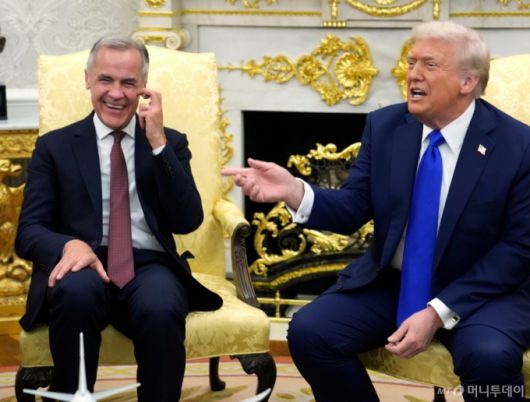 [워싱턴=AP/뉴시스] 도널드 트럼프(오른쪽) 미국 대통령이 7일(현지 시간) 백악관 집무실에서 마크 카니 캐나다 총리와 회담하고 있다. 트럼프 대통령은 캐나다와 무역 협상이 상당한 진전을 이뤘다며 "결국 합의에 이를 것"이라고 밝혔다. 2025.10.08. /사진=민경찬