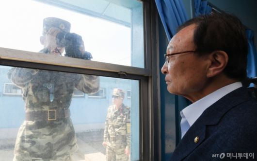 (서울=뉴스1) = 베트남 출장 중 심근경색으로 위중한 상태에 빠졌던 이해찬 민주평화통일자문회의 수석부의장이 25일 베트남 호찌민에서 향년 73세를 일기로 별세했다. 사진은 지난 2019년 5월 31일 더불어민주당 이해찬 대표 등 당 지도부가 4·27 남북공동선언 1주년을 맞아  경기도 파주시 판문점 T2(군사정전위원회 본회의실)를 견학하는 도중 북한군이 내부를 감시하는 모습. 국회사진취재단 2026.1.25/뉴스1  Copyright (C) 뉴스1. All rights reserved. 무단 전재 및 재배포,  AI학습 이용 금지. /사진=(서울=뉴스1)