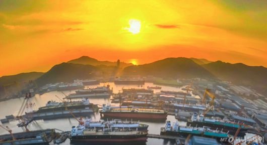 지난 １일 경남 거제시 한화오션 옥포조선소 너머로 해가 떠오르고 있다. 친환경·고부가가치 선박 수주로 3~4년 치 일감을 확보한 K-조선은, 한미 양국이 핵추진 잠수함 건조 협력을 공식화하며 해양 방산 분야로 영역을 넓히는 등 새로운 성장 국면에 진입하고 있다. /사진=뉴시스