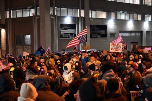 24일(현지시간) 미니애폴리스 총격 사망 사건 후 워싱턴DC에 있는 이민세관단속국(ICE) 건물 앞에서 시민들이 항의 시위를 벌이고 있다/AFPBBNews=뉴스1