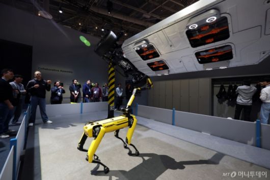 세계 최대 IT(정보기술)·가전 전시회 'CES 2026' 개막 일인 지난 6일(현지시간) 미국 네바다주 라스베이거스 컨벤션센터(LVCC)에서 현대자동차그룹 부스를 찾은 관람객들이 로봇개 '스팟'을 살펴보고 있다. /사진=뉴스1