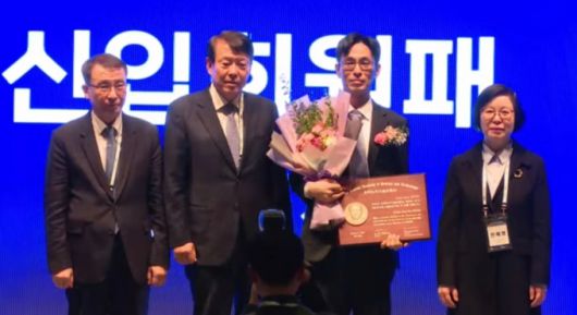 신석우 미국 UC버클리대 수학과 교수·고등과학원 허준이수학난제연구소 석좌교수가 22일 오후 서울 웨스틴조선 호텔에서 열린 한국과학기술한림원(한림원) 2026년 신년 S&T(과학기술) 융합 포럼 및 신입회원패 수여식에서 신입회원패를 들고 기념 사진을 찍고 있다. /사진=한국과학기술한림원 유튜브