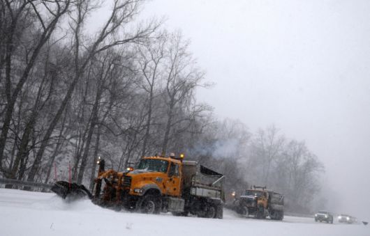 대형 겨울폭풍이 미국 전역으로 확산되는 가운데 25일(현지시간) 뉴욕주 나약에서 제설차들이 303번 도로 북행 구간의 눈을 치우고 있다. /로이터=뉴스1