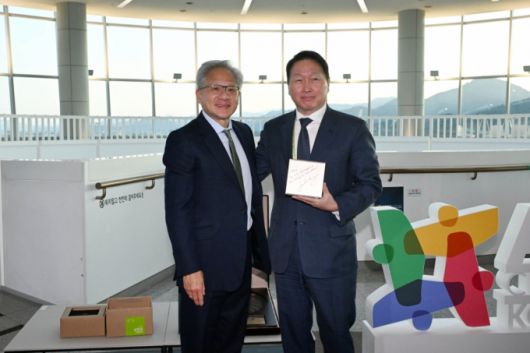 젠슨 황 엔비디아 CEO가 지난해 10월31일 경북 경주시 경주예술의전당에서 열린 아시아태평양경제협력체(APEC) CEO 서밋에 참석해 최태원 대한상의 회장과 만나 AI슈퍼컴퓨터 'DGX스파크'를 선물하고 있다. /사진=공동취재단