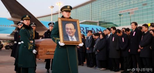 베트남 출장 중 심근경색으로 쓰러져 별세한 이해찬 민주평화통일자문회의 수석부의장의 시신이 27일 오전 인천국제공항에 도착, 빈소가 마련된 서울대병원 장례식장으로 운구되고 있다. /사진=김창현 chmt@