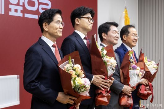 김문수, 한동훈 후보가 제21대 대통령후보자 국민의힘 3차 경선 진출자로 확정된 29일 오후 서울 여의도 국민의힘 중앙당사에서 경선에서 탈락한 안철수, 홍준표 후보와 함께 꽃다발을 들고 기념촬영을 하고 있다. 2025.4.29/사진=뉴스1 /사진=(서울=뉴스1) 국회사진취재단