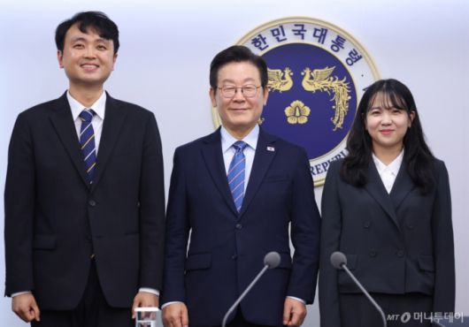 [서울=뉴시스] 최동준 기자 = 이재명 대통령이 18일 서울 용산 대통령실 청사에서 열린 수석보좌관회의에서 이주형(왼쪽), 최지원 청년담당관에게 임명장 수여 후 기념촬영을 하고 있다. (대통령실통신사진기자단) 2025.09.18. photocdj@newsis.com /사진=