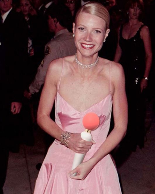 할리우드 배우 기네스 펠트로가 지난 2월 자신의 모습에 여성용 성인용품을 합성한 사진을 공개했다./사진=기네스 펠트로 인스타그램