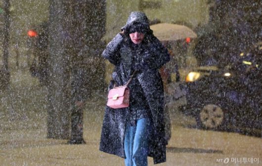 [서울=뉴시스] 최진석 기자 = 서울·인천·경기·강원 대설주의보 발효된 4일 서울 중구 도심에서 한 시민이 발걸음을 재촉하고 있다. 2025.12.04. myjs@newsis.com /사진=최진석