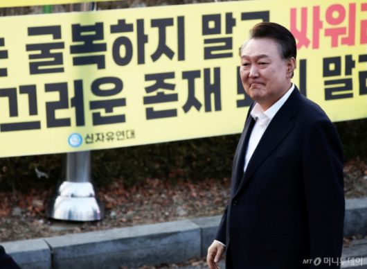 (의왕=뉴스1) 오대일 기자 = 법원의 구속취소 청구 인용으로 석방된 윤석열 대통령이 8일 오후 경기 의왕시 서울구치소를 빠져나오며 지지자들에게 인사하고 있다. 윤 대통령은 내란 우두머리 혐의로 지난 1월 26일 구속기소 된 지 41일 만, 1월 15일 체포된 후 52일 만에 자유의 몸이 됐다.  2025.3.8/뉴스1  Copyright (C) 뉴스1. All rights reserved. 무단 전재 및 재배포,  AI학습 이용 금지. /사진=(의왕=뉴스1) 오대일 기자