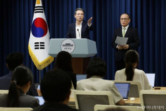 [서울=뉴시스] 최동준 기자 = 김용범(왼쪽) 정책실장과 위성락 국가안보실장이 25일 서울 용산 대통령실 청사에서 통상대책회의 관련 브리핑을 마친 뒤 질문을 받고 있다. 2025.07.25. photocdj@newsis.com /사진=최동준