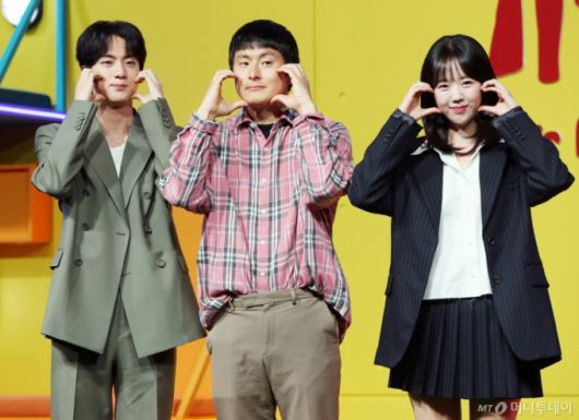 그룹 방탄소년단(BTS) 진, 방송인 기안84, 배우 지예은이 15일 오전 서울 종로구 JW매리어트 동대문에서 열린 넷플릭스 시리즈 새 예능 '대환장 기안장' 기자간담회에서 포즈를 취하고 있다. /2025.04.15 /사진=김휘선 hwijpg@