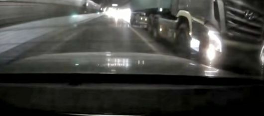 고속도로 터널 안에서 대형 트럭이 승용차를 여러 차례 들이받은 뒤 그대로 도주하는 모습이 공개됐다./사진=JTBC '사건반장'