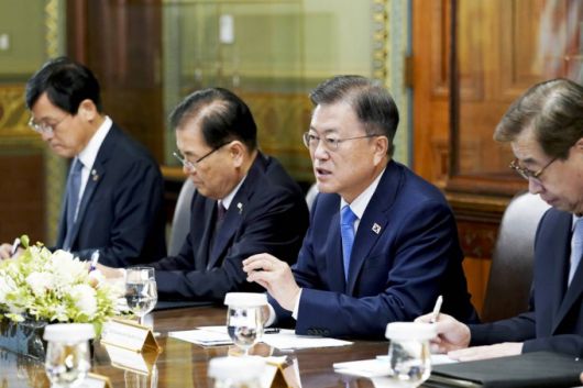 [워싱턴=뉴시스]추상철 기자 = 미국을 방문 중인 문재인 대통령이 21일 오전(현지시간) 미국 워싱턴 아이젠하워 행정동에서 카멀라 해리스 미국 부통령 일행과 간담회를 하고 있다. 2021.05.21. scchoo@newsis.com