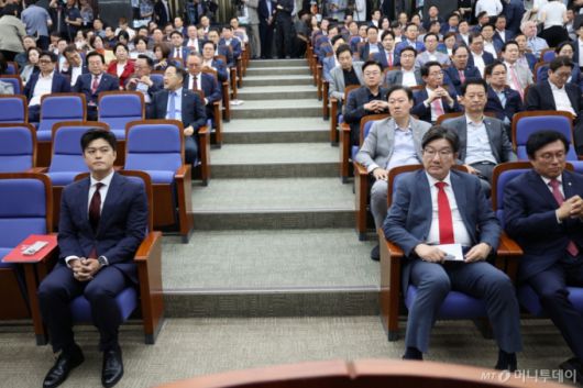 [서울=뉴시스] 권창회 기자 = 김용태 국민의힘 비상대책위원장과 권성동 원내대표가 9일 서울 여의도 국회에서 열린 의원총회에 참석해 자리하고 있다. 2025.06.09. kch0523@newsis.com /사진=권창회