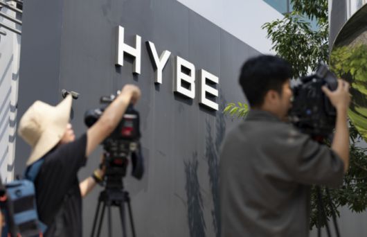 지난 7월24일 하이브 방시혁 의장의 사기적 부정거래 의혹을 수사 중인 경찰이 서울 용산구 하이브 본사를 압수수색했다./사진=뉴시스.