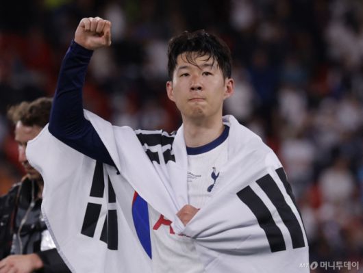 토트넘 손흥민이 22일(한국시간) 스페인 빌바오 산 마메스 경기장에서 열린 2024-25 유럽축구연맹(UEFA) 유로파리그(UEL) 결승전 맨체스터 유나이티드와 경기에서 1대0 승리 후 우승을 확정짓고 기뻐하고 있다. /사진=(로이터=뉴스1)