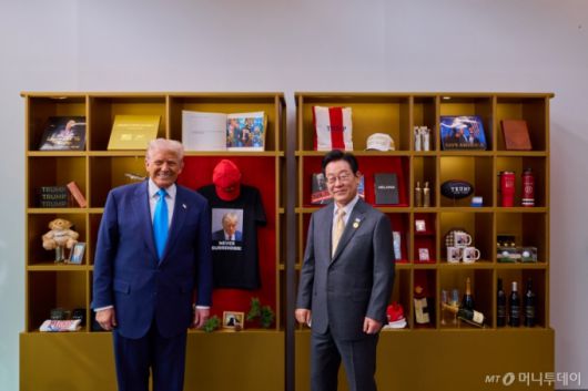 이재명 대통령과 도널드 트럼프 미국 대통령이 29일 경북 경주박물관에서 정상회담을 앞두고 트럼프 굿즈 전시품을 관람한 뒤 기념촬영을 하고 있다. /사진제공=대통령실