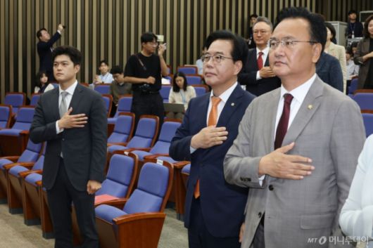 김용태 국민의힘 비상대책위원장과 송언석 원내대표 등이 27일 오전 서울 여의도 국회에서 열린 의원총회에서 국기에 경례를 하고 있다. 2025.6.27/사진=뉴스1 /사진=(서울=뉴스1) 이광호 기자